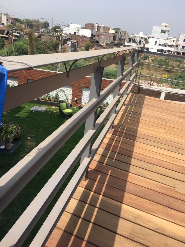 Cantilever wooden de