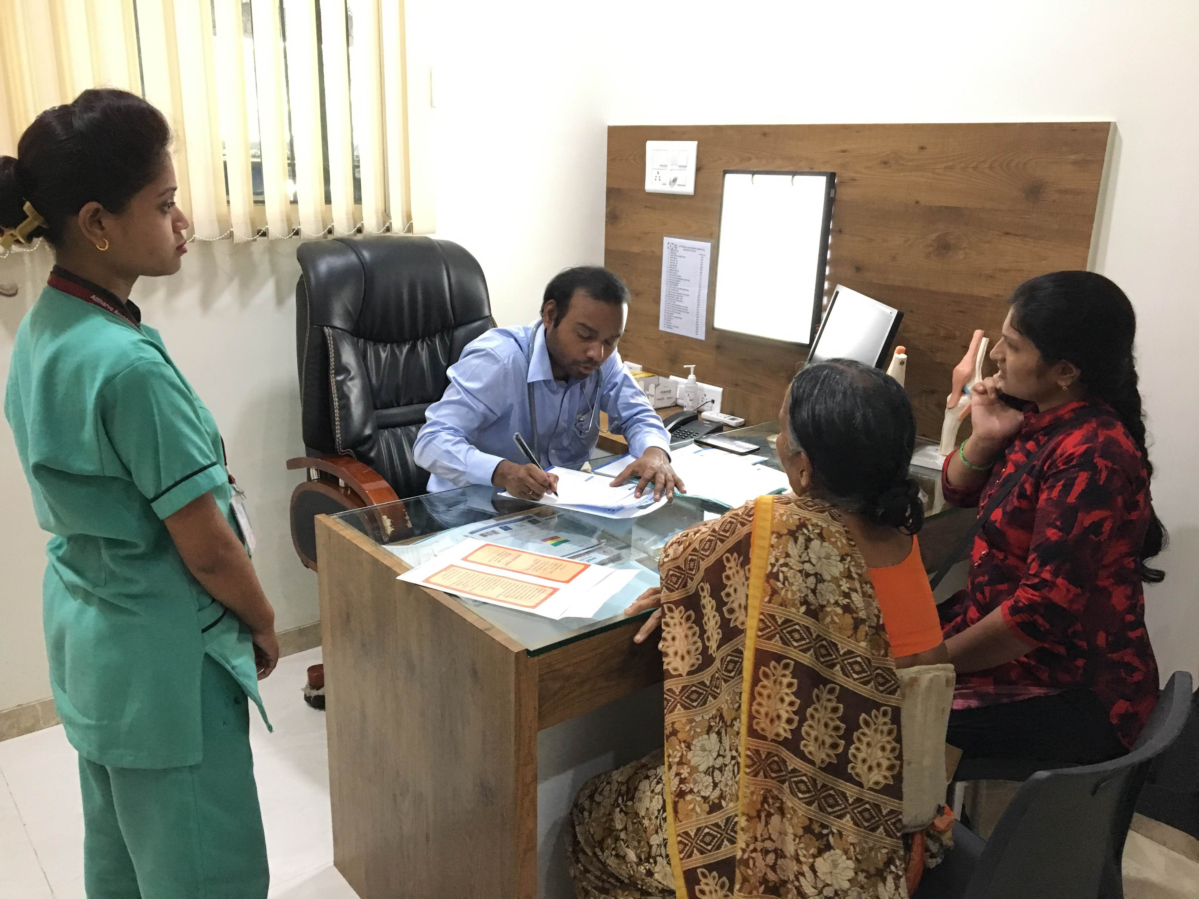 Dr Nikhil Mohkar consulting for knee pain  main image