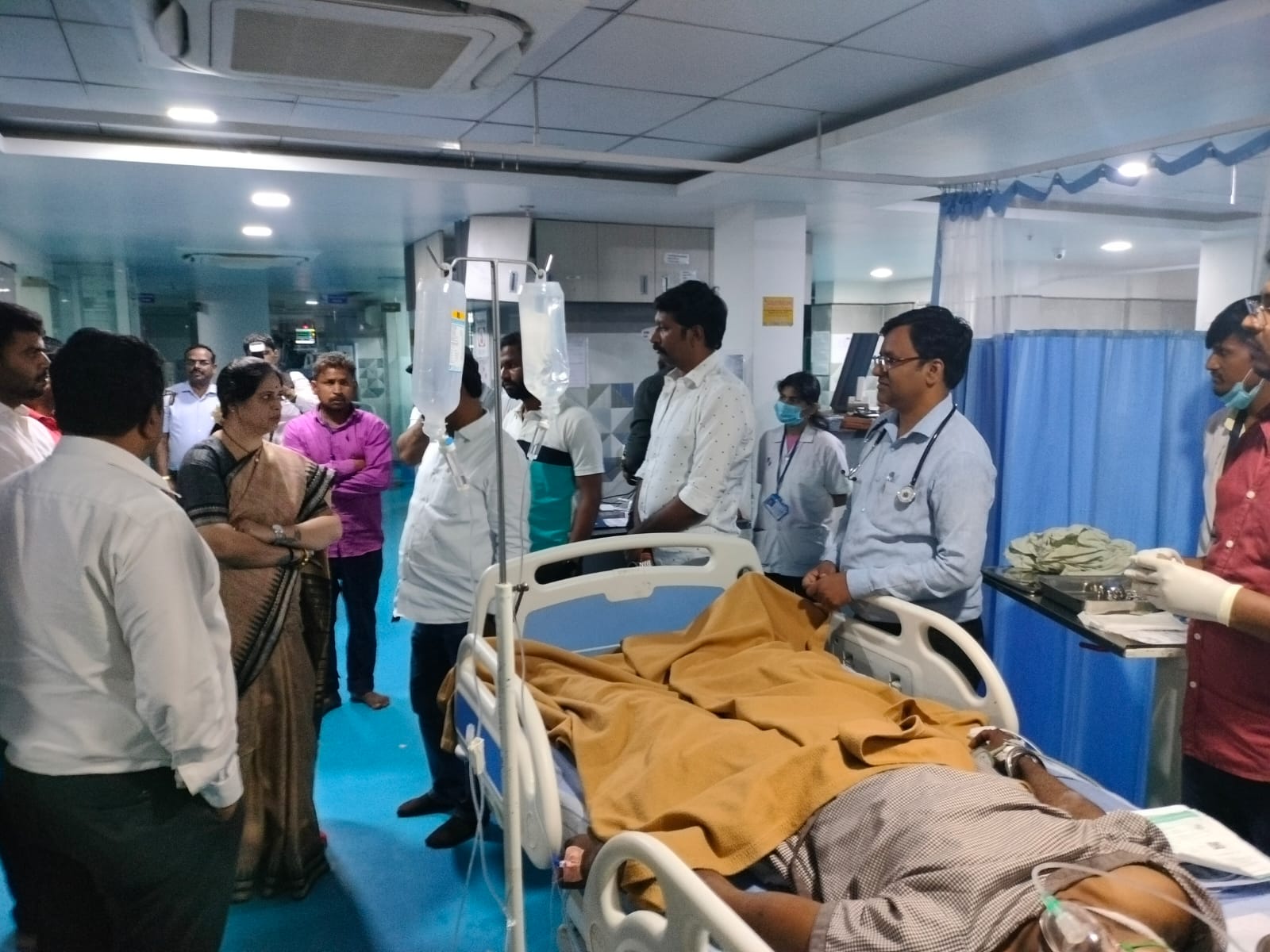 आमदार अश्विनी ताई जगताप रुग्णांची पाहणी करताना ओजस... main image