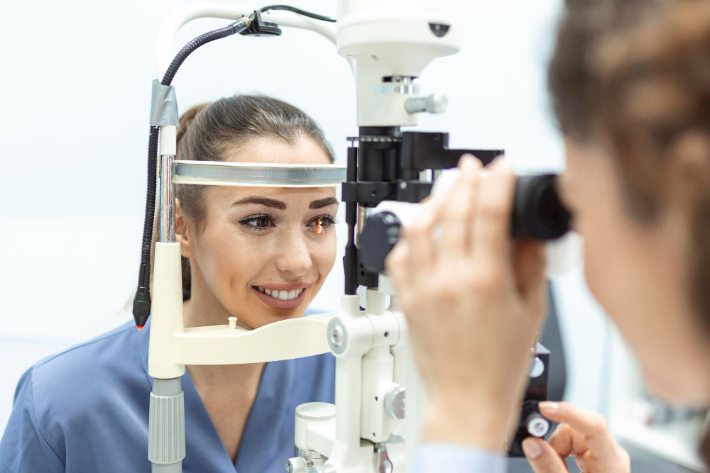 Treating Hole in Retina with Laser at Isha Netr... main image