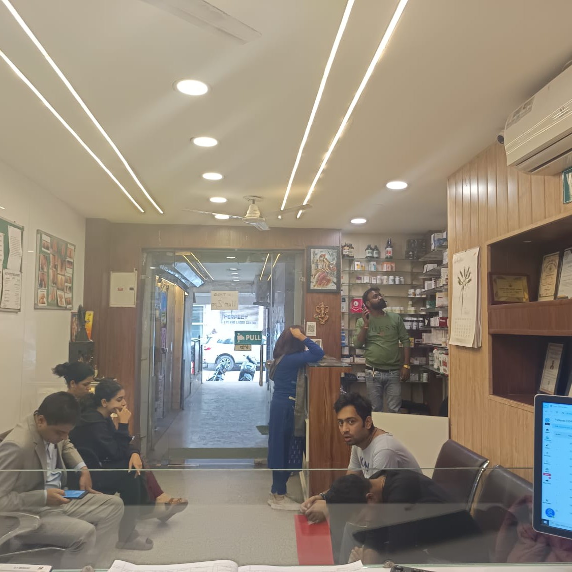 Feeling any pain in ano? A mass coming out from the anal region? pain while sitting? main image