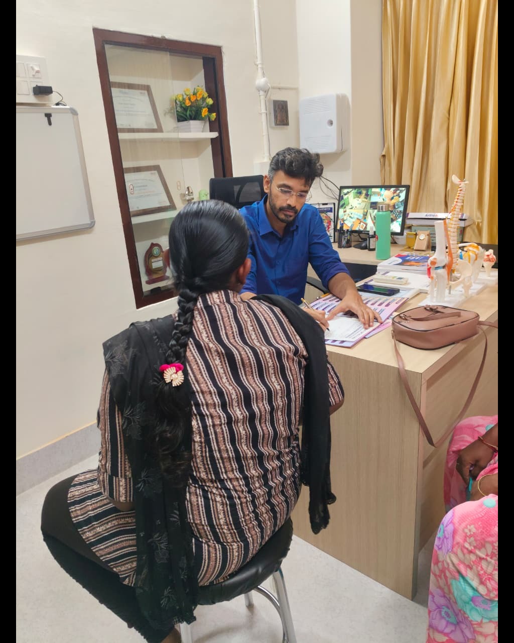 Knee specialist Tennur main image