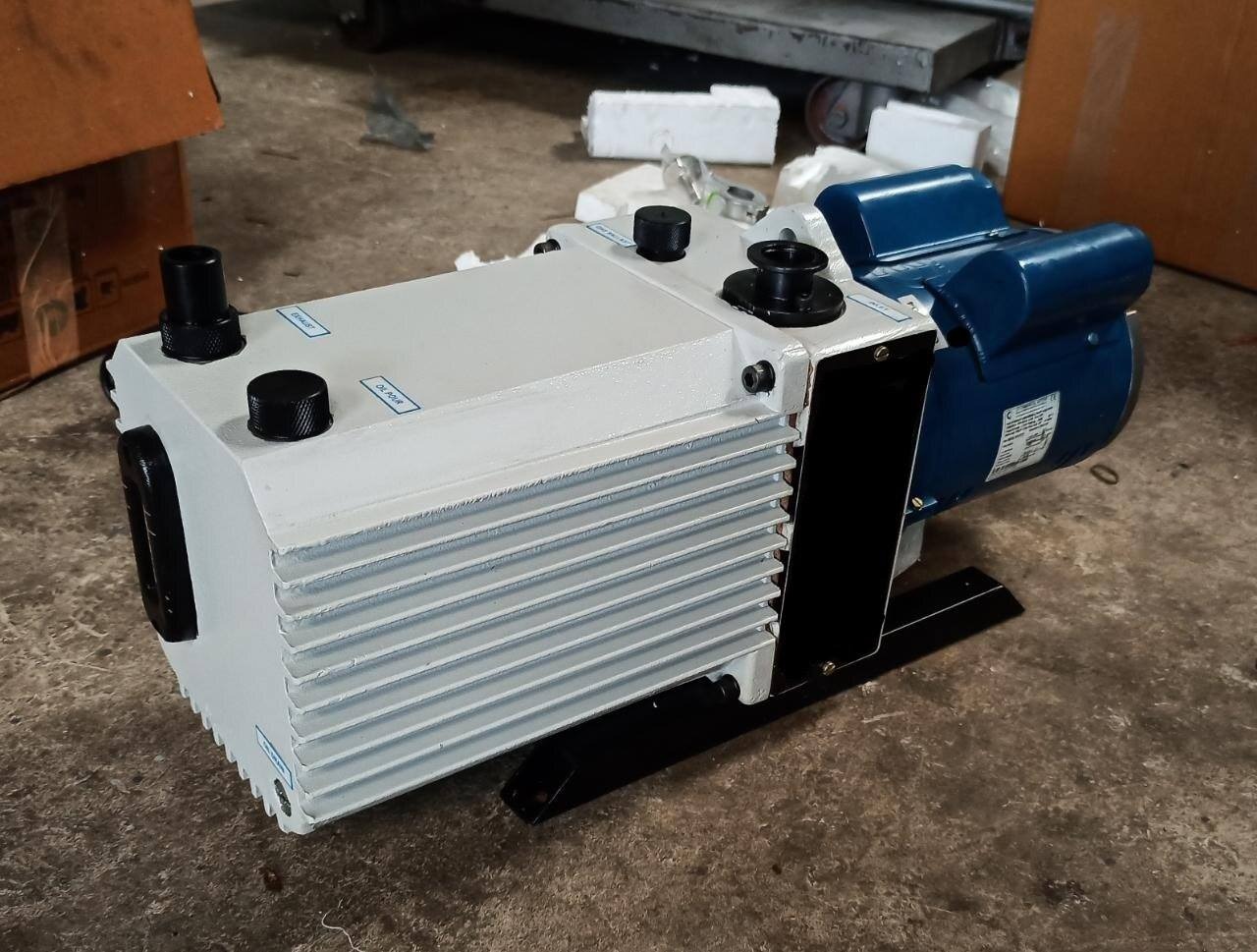 we are leading manufacturers, supplier and exporter of VACUUM PUMPS vacuum chamber Roots Vacuum Pump...