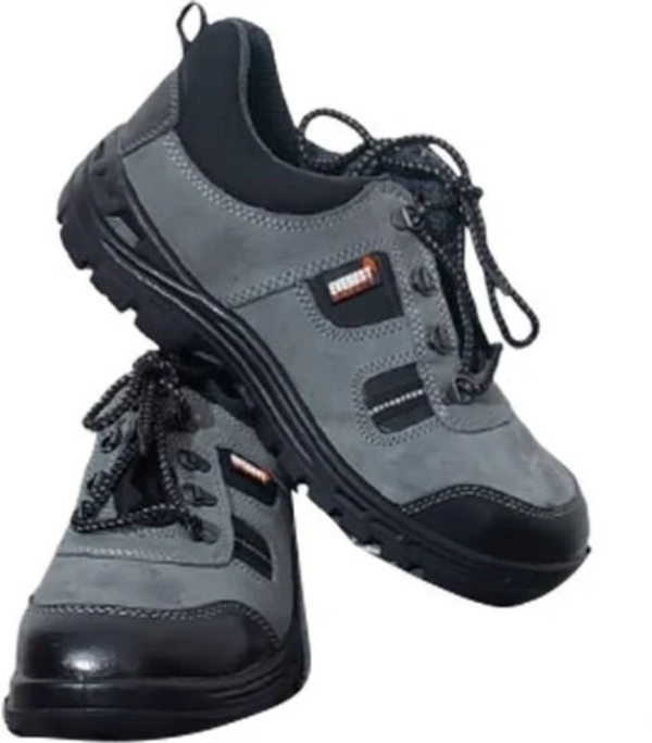 How Everest Safety Shoes Compare for Different Industrial Applications