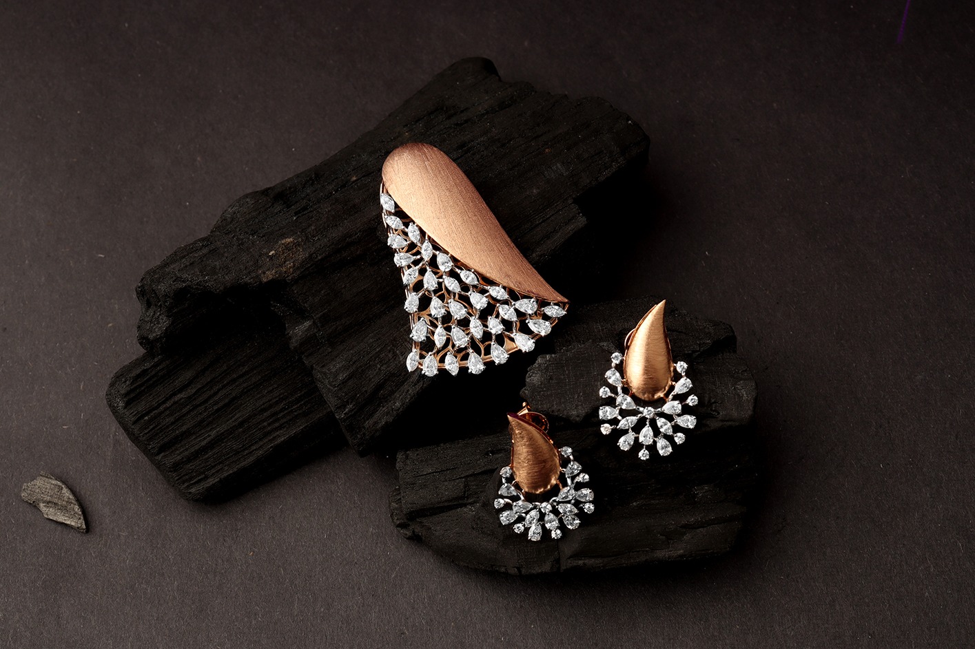 A poetic fusion of strength and elegance, this exquisite pendant and earring set features sculptural...
