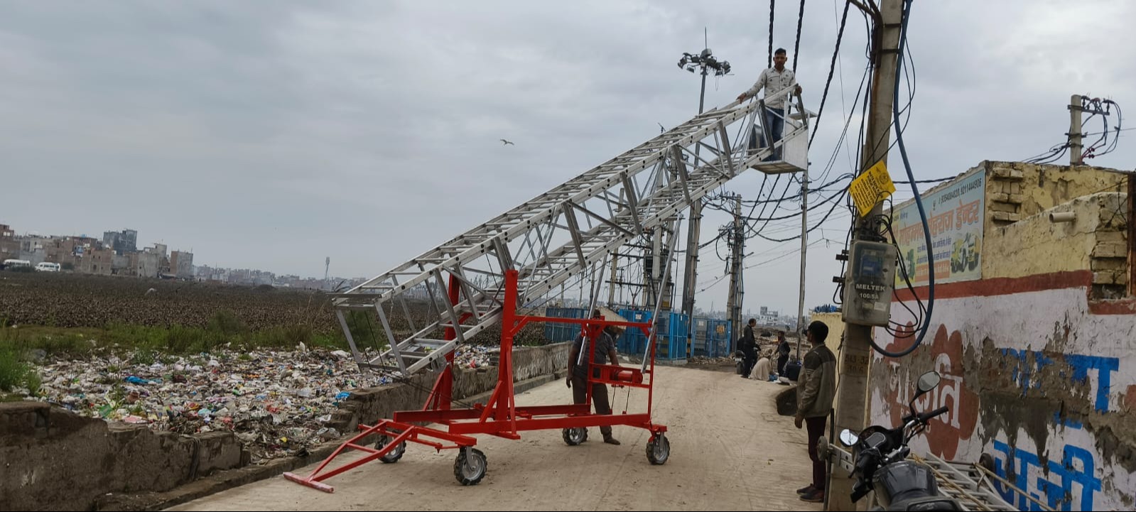 ALUMINIUM TOWER LADDER WITH ROTATIONAL PLATFORM