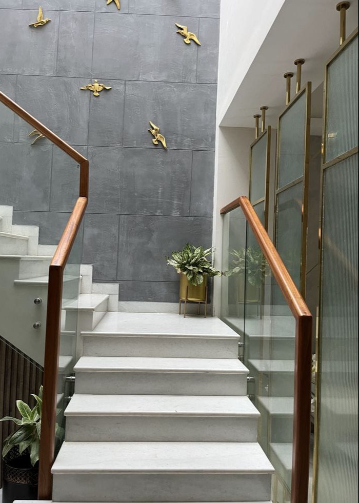 Elegant Modern Staircase Design With Glass And Wooden Accents