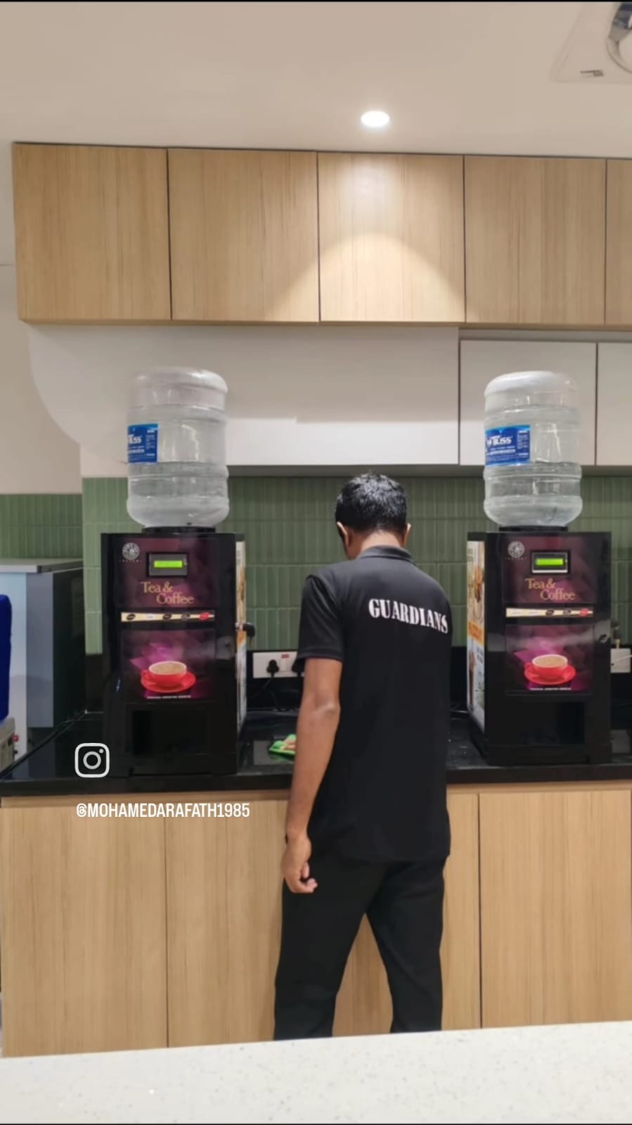 COMPACT & EASYUSE TEA AND COFFEE VENDING MACHINE