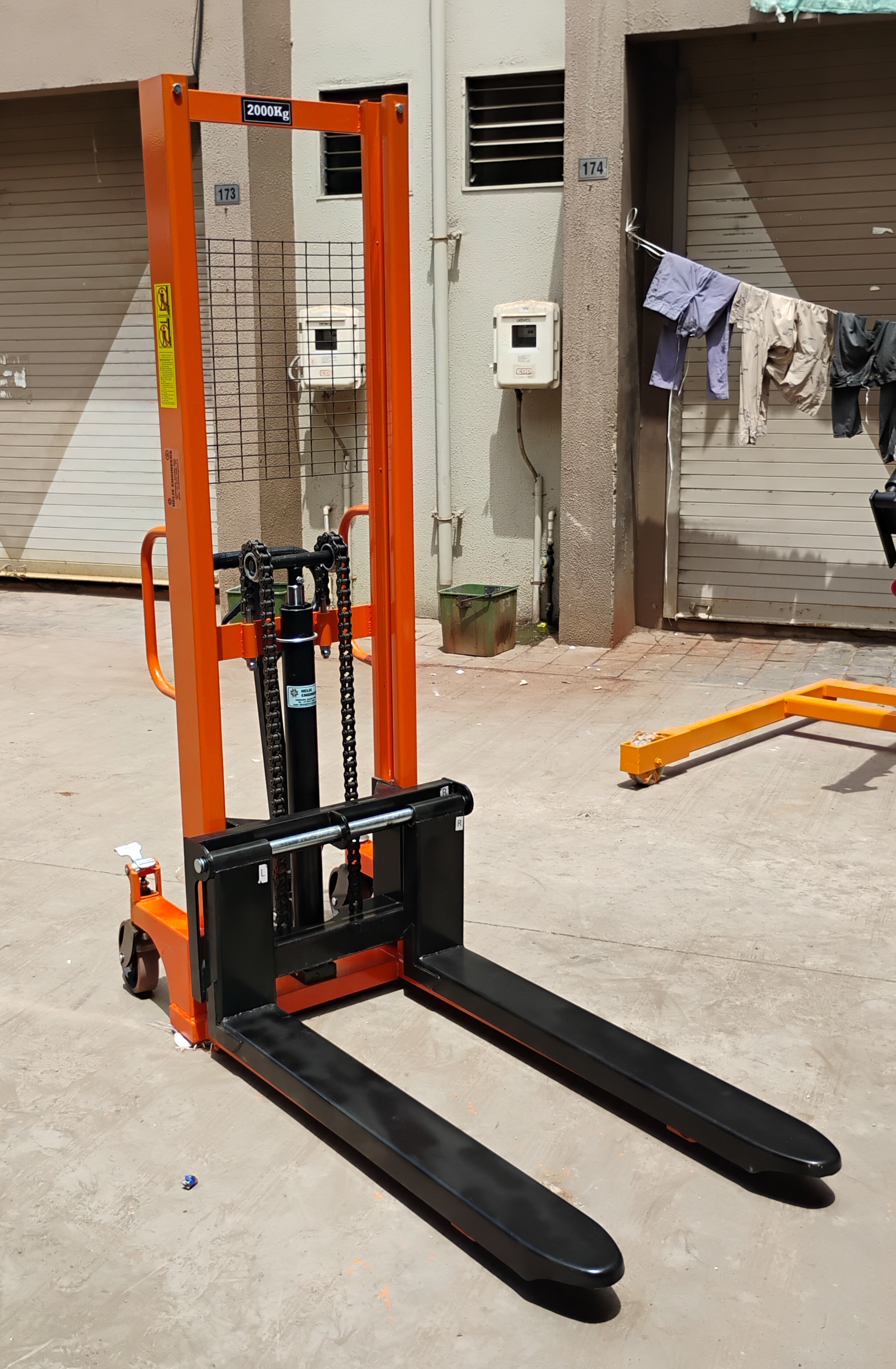 Use of 1000Kg Hydraulic Stacker in Industry