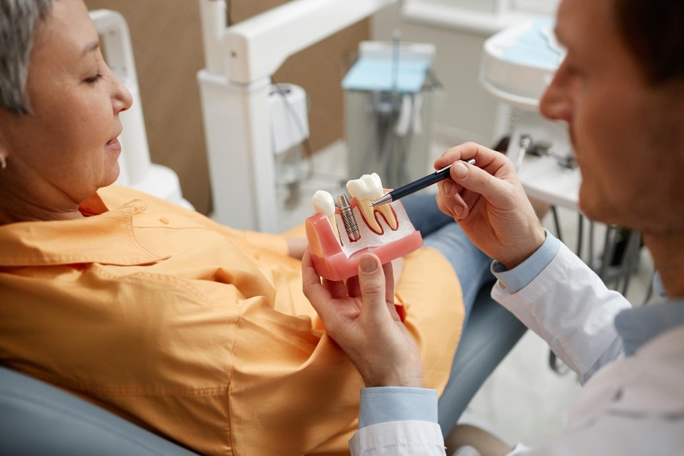 How to Evaluate the Best Implant Clinic in Vikas Puri Before Treatment