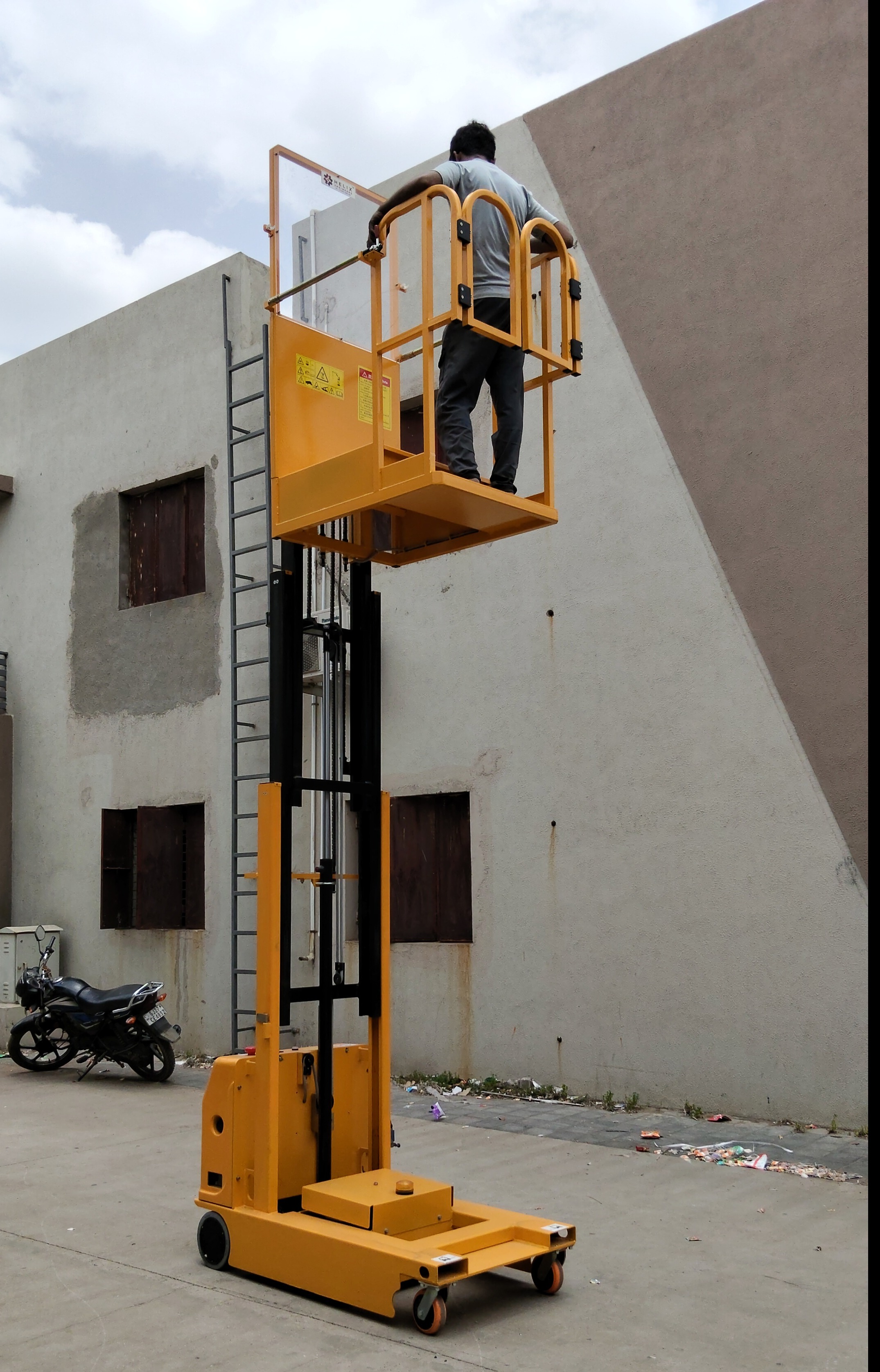 Self Propelled Order Picker Manufacturer & Supplier – Helix Engineers