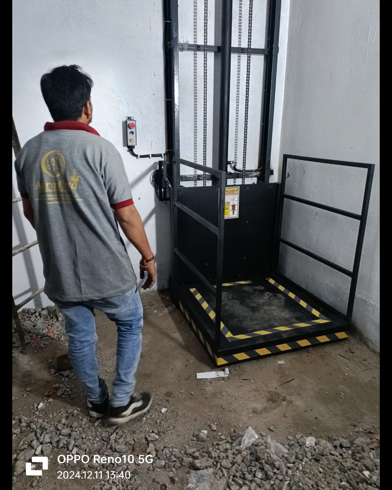 hydraulic goods lift