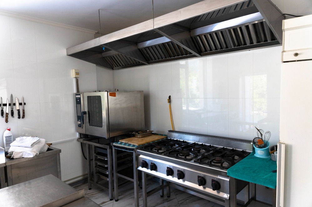 How Kitchen Extractors Help Manage Heat, Smoke and Grease in Commercial Kitchens