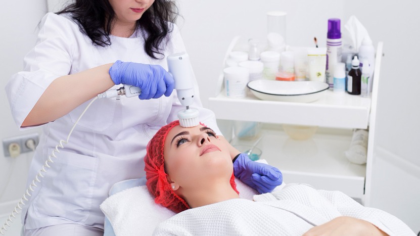 Cosmetology Clinic: How to Choose Between Facials, Peels, Lasers and Injectables