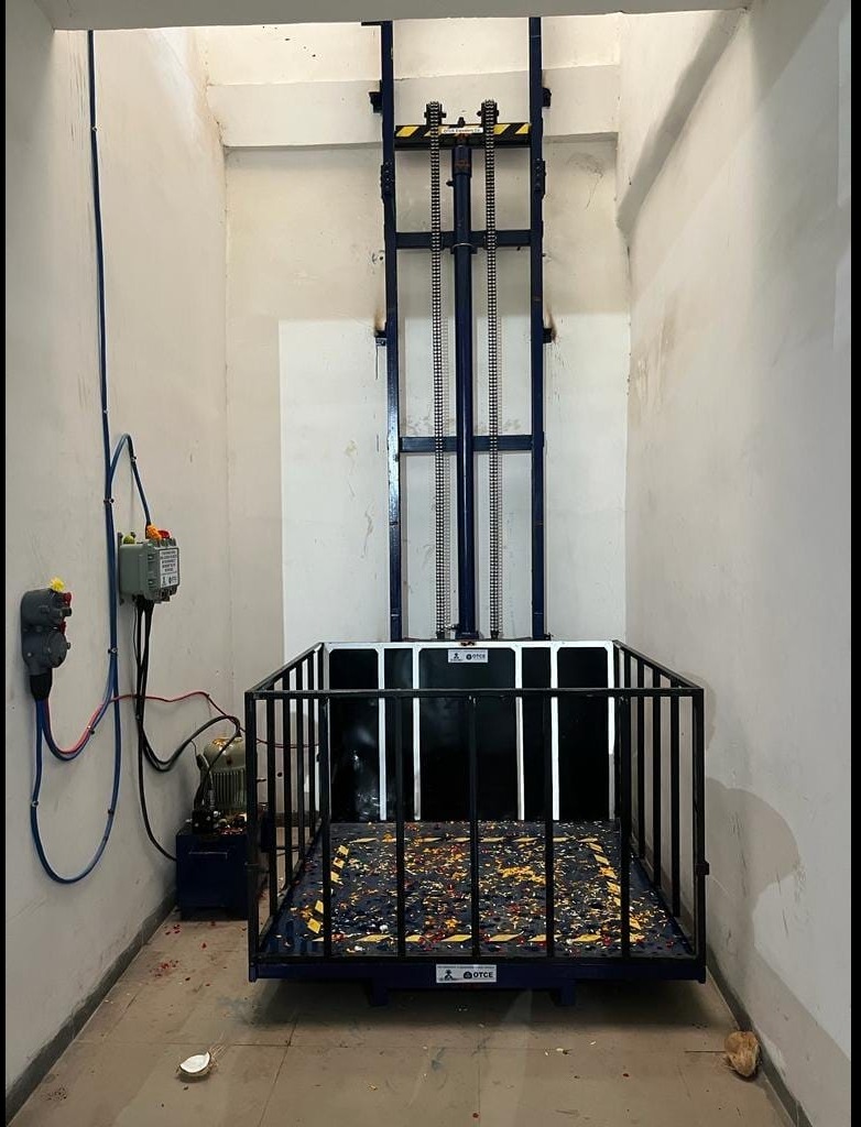 Hydraulic Material Handling Goods Lift in Vadodara