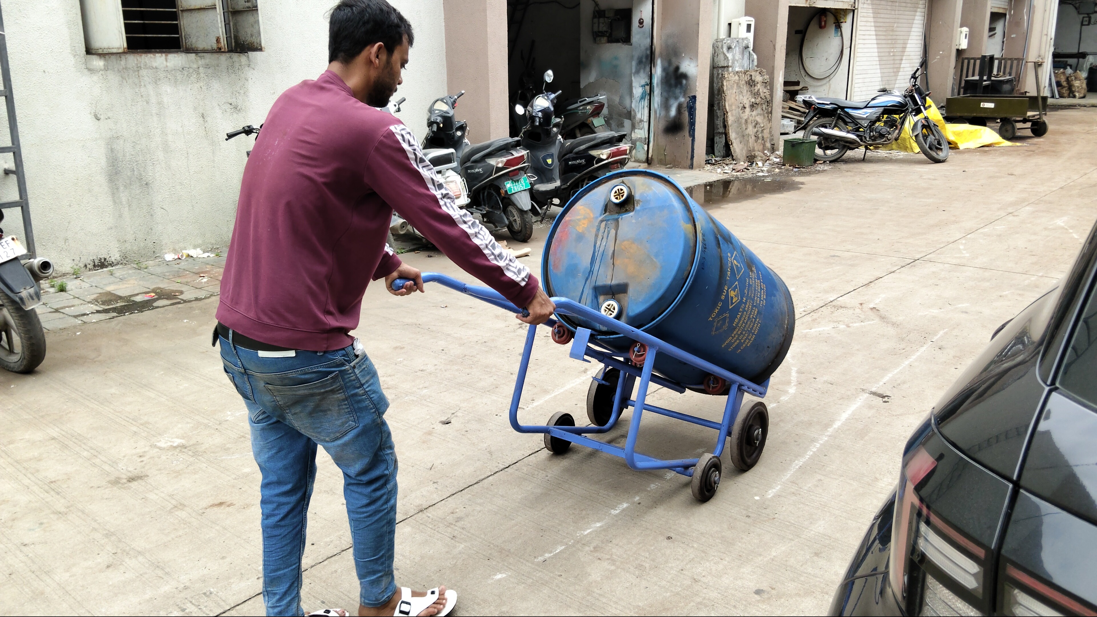 Drum Lifter Cum Tilter for HDPE & MS Drum Handling | Helix Engineers