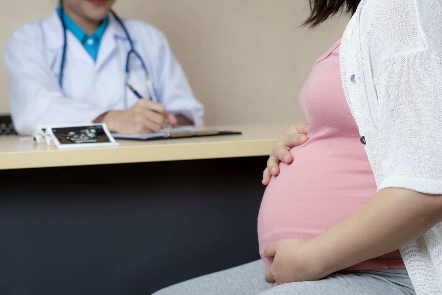 How a Pregnancy Doctor Monitors the Health of Mother and Baby Throughout Pregnancy