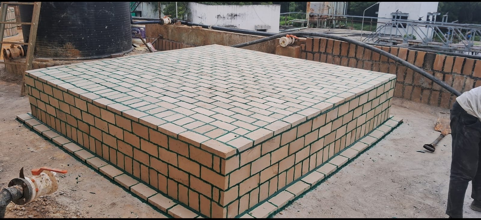 π§ͺ Chemical Plant? Chemical-Resistant Flooring Deserves Serious Attention.