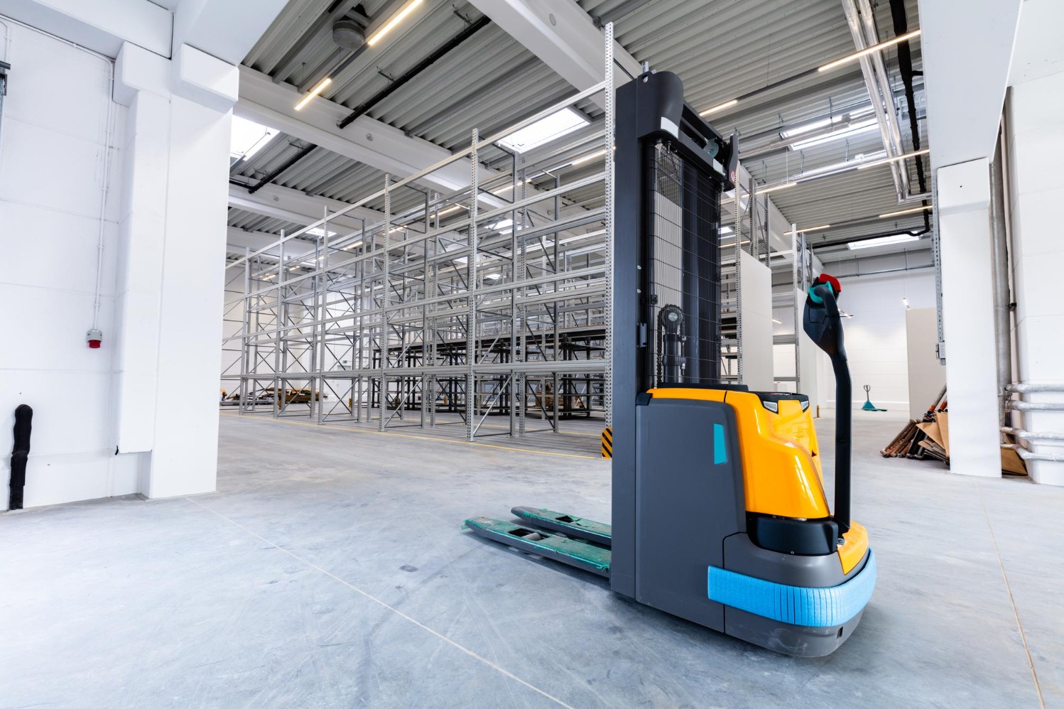 Semi Electric Stackers or Manual Stackers How to Choose for Your Warehouse