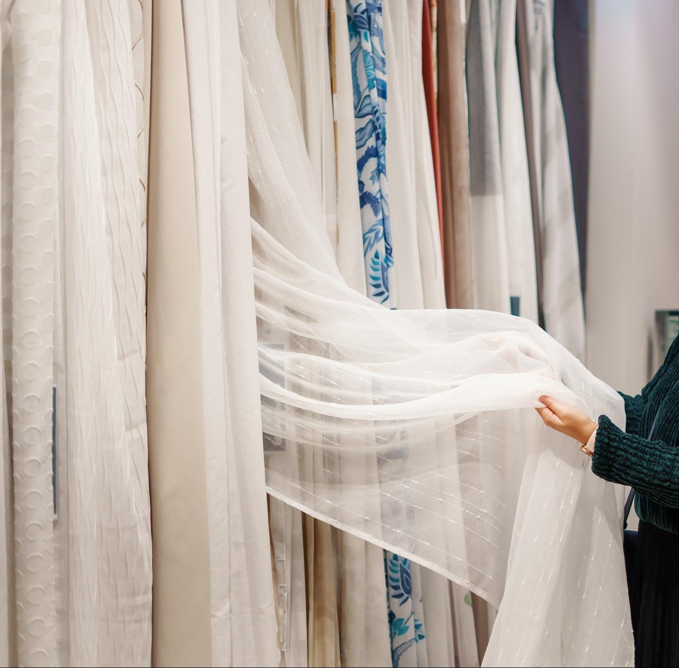 What to Look for in a Curtain Showroom Before Finalizing Window Furnishings