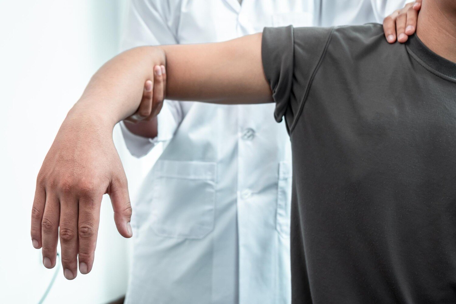 Recurring Shoulder Pain and When to Consult a Shoulder Specialist