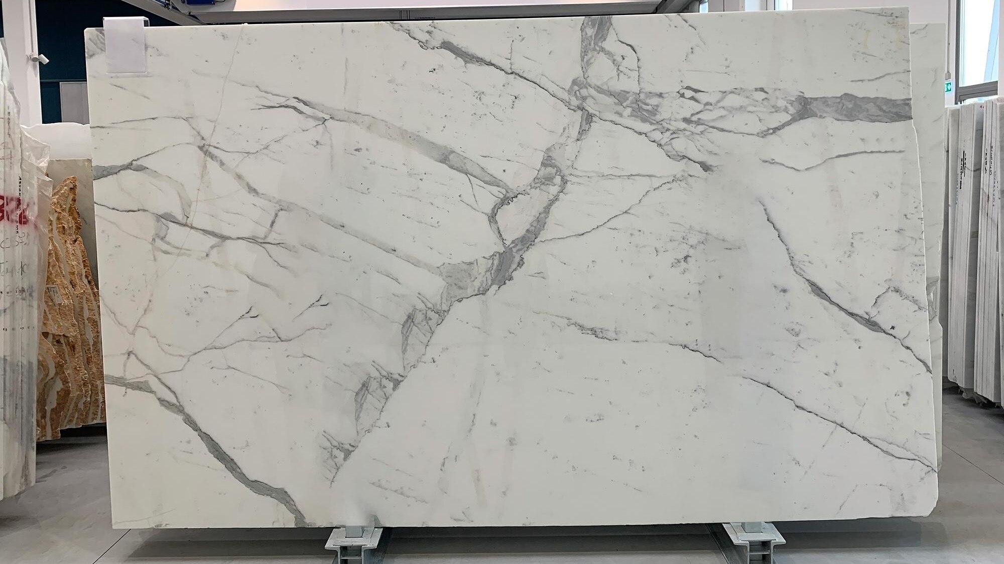 What to Consider When Selecting a White Marble Dealer for Flooring and Interiors