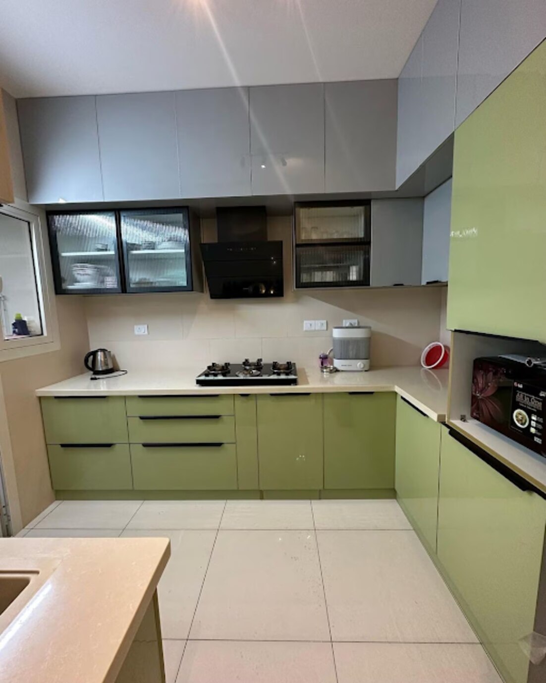 How an L-Shaped Modular Kitchen Makes Efficient Use of Corner and Counter Space