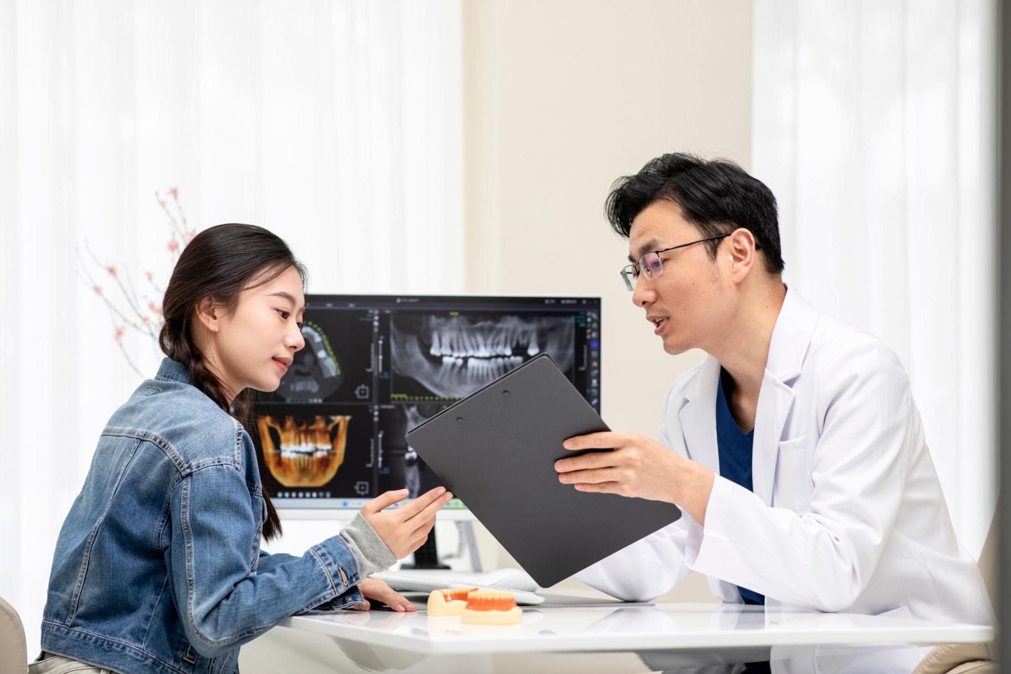 How to Understand a Dentist’s Qualifications: Choosing a Dental Clinic in Wakad and Near Pimple Gura