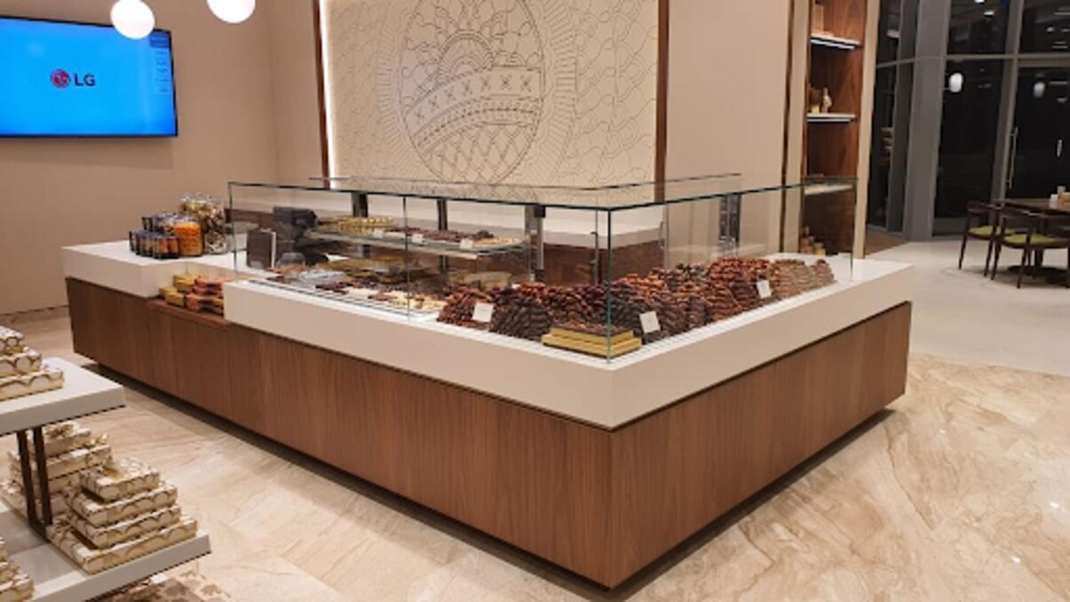 Choosing a Bakery Display for Cakes, Pastries and Other Confectionery Products