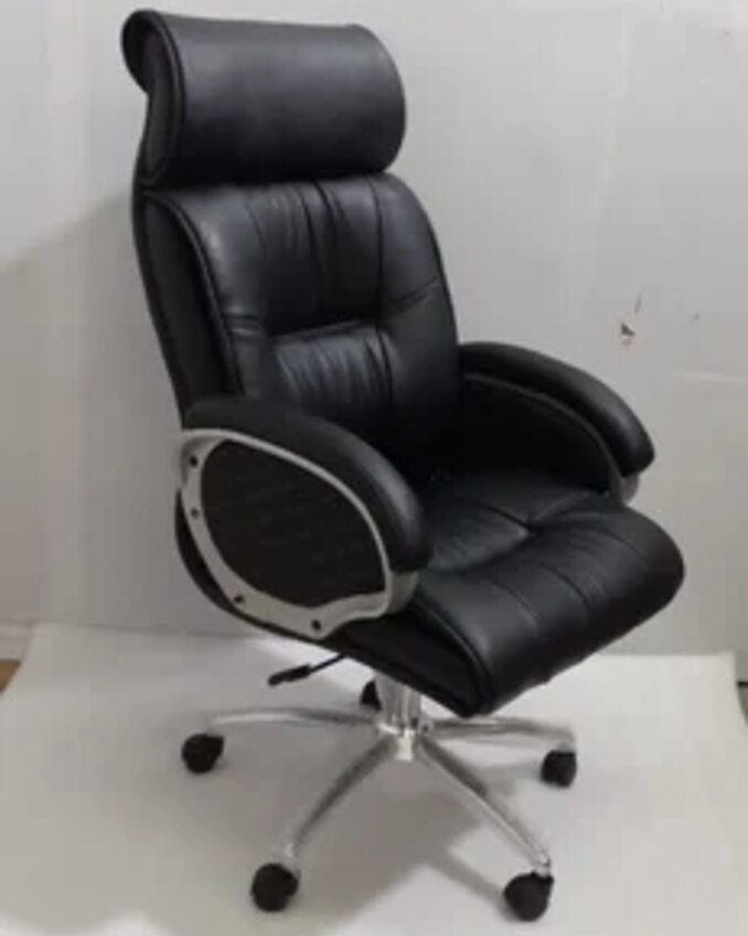 Choosing a Black Leather Office Chair for Professional Cabins and Workspaces