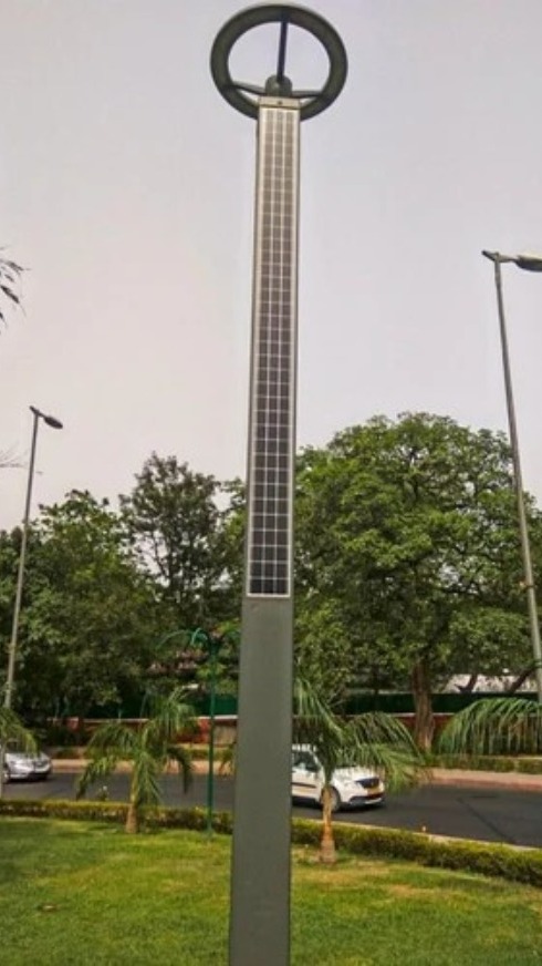All-in-One Solar LED Street Light with Vertical Solar Panel Pole