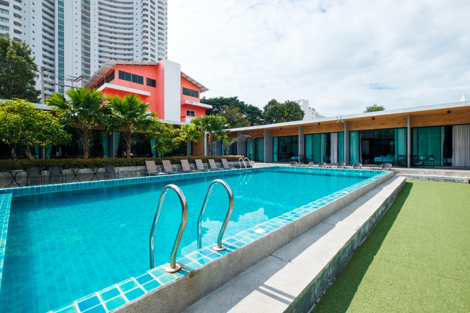When Does a Turnkey Swimming Pool Contractor Make Sense for Your Project