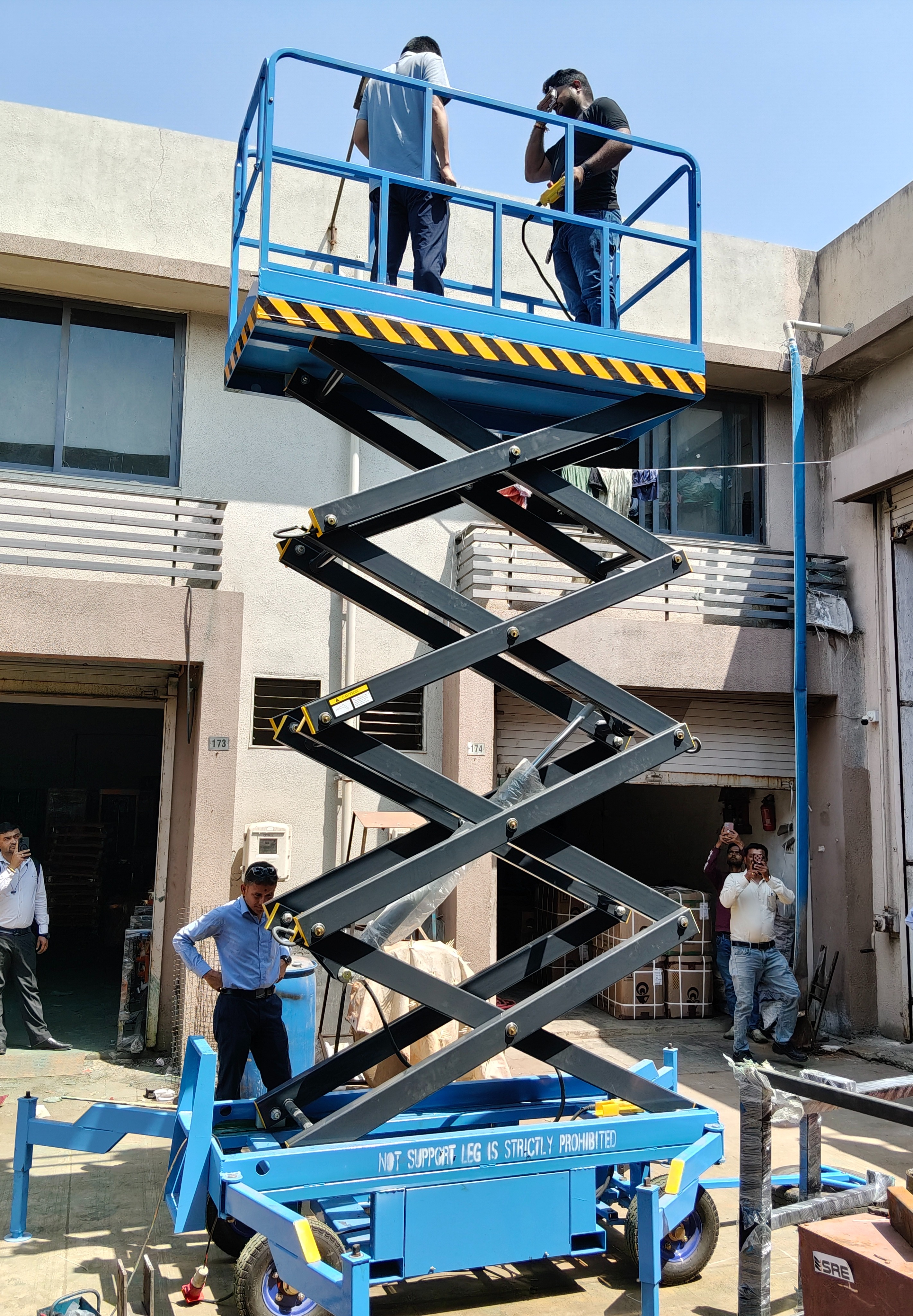 Struggling with High-Level Factory Cleaning and Maintenance? Get an Electric Scissor Lift Platform |