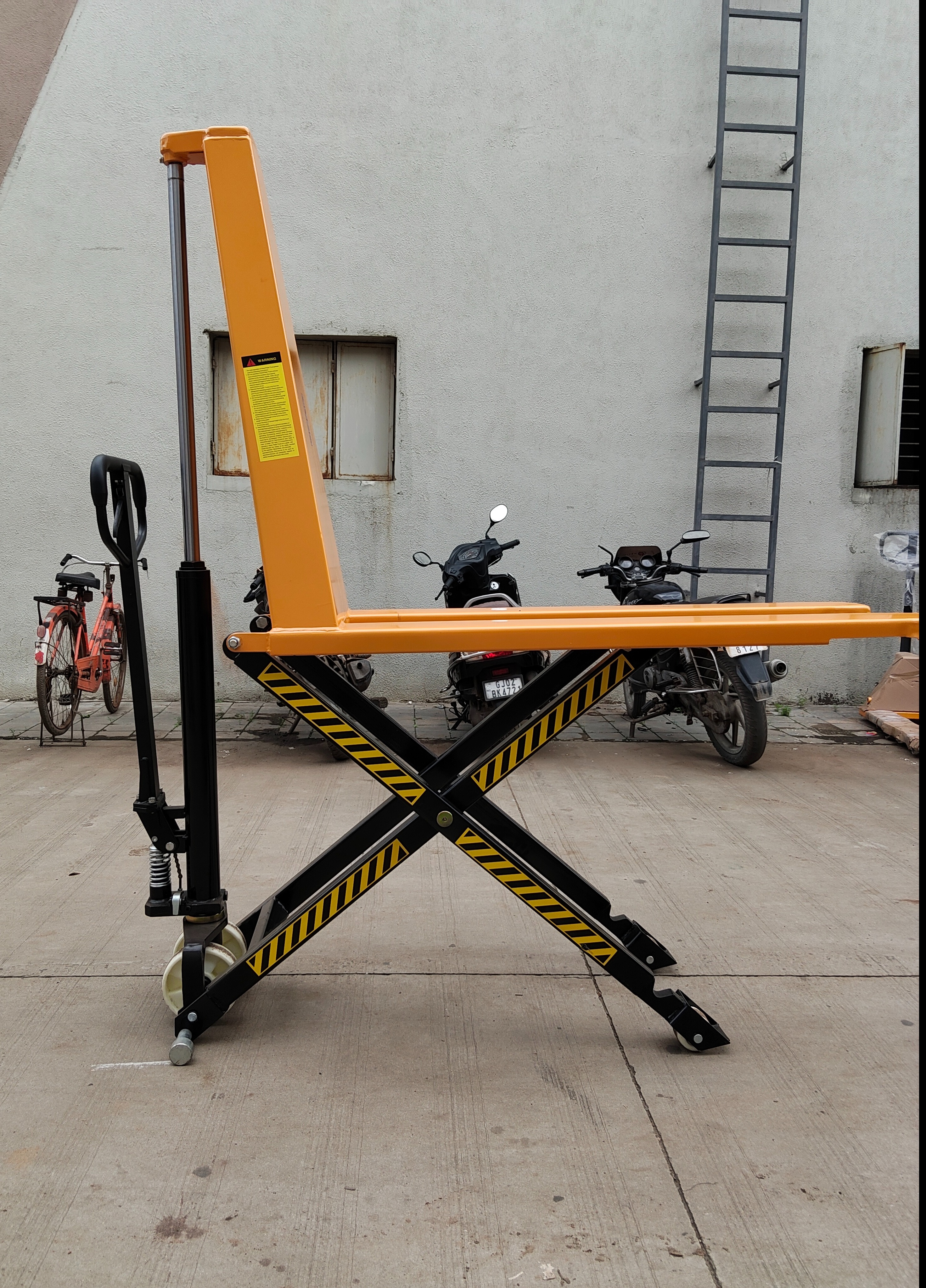 Facing Difficulty in Assembly, Loading & Unloading? Use a Scissor Lift Pallet Truck | Helix Engineer