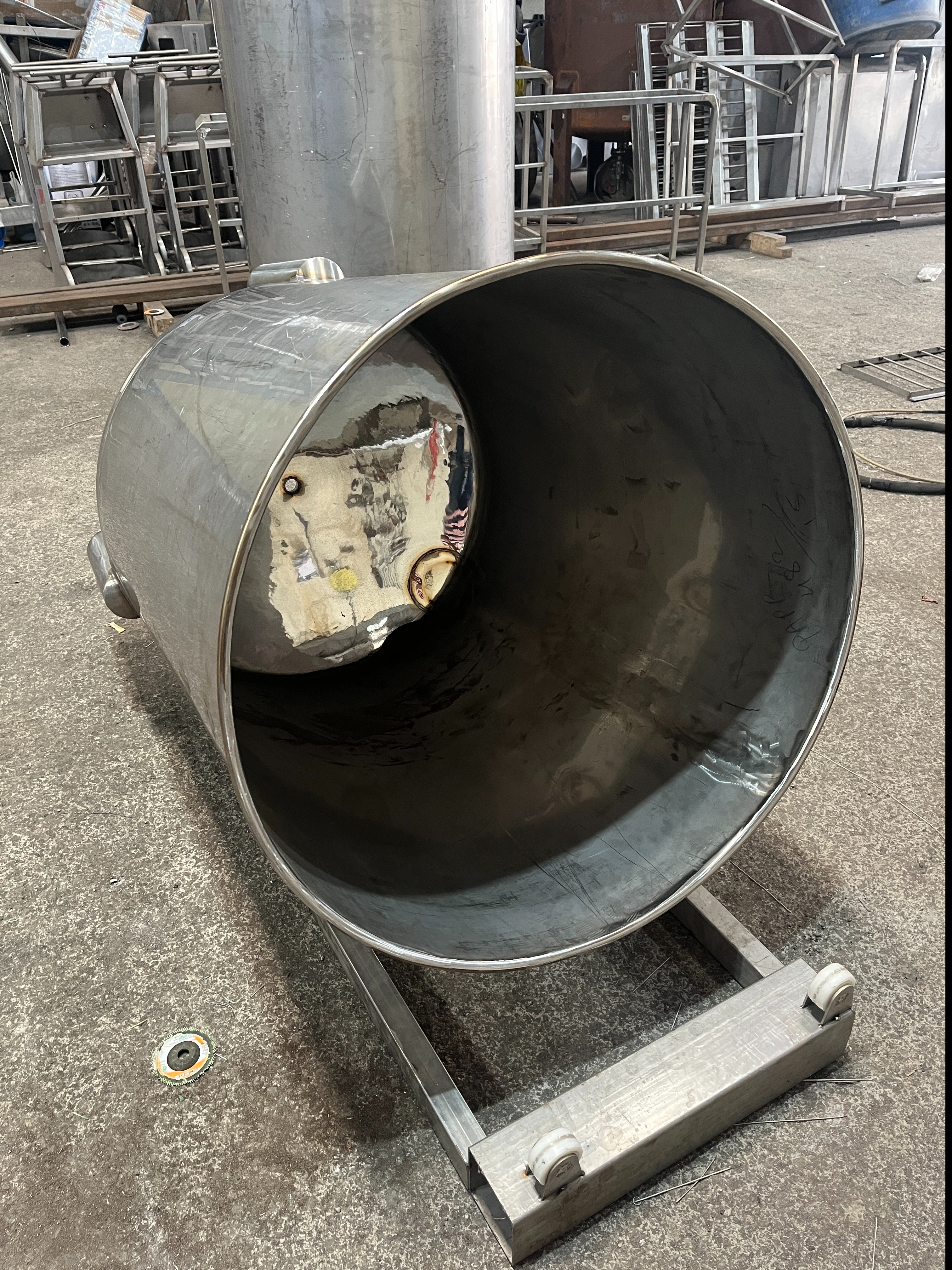 Custom Stainless Steel Tank Fabrication with Mirror-Finish Interior | Rabale