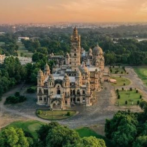 Places to Visit in Gujarat
Vadodara
Vadodara Tourism
Vadodara or Baroda is a cosmopolitan city lo...
