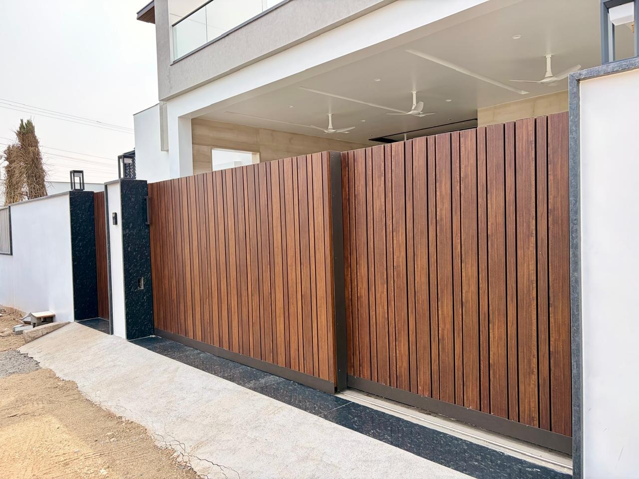 Premium Wood-Finish Aluminium Telescopic Gate