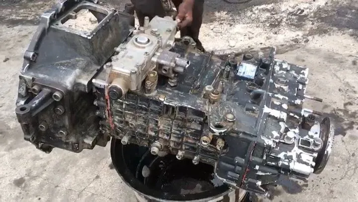 Here is the truck gearbox ZF 9s 1110 for your disp...