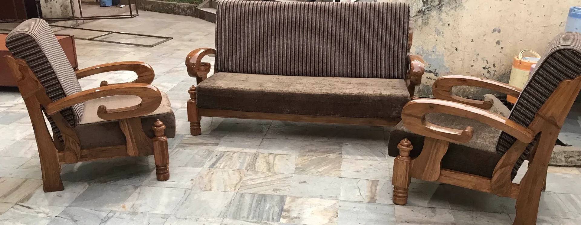 hutaib furniture manufactures all kinds of sofa s...