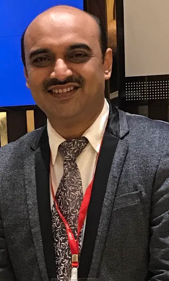 पारम्परिक पद्धतीने knee replacement सर्जरी करताना ...