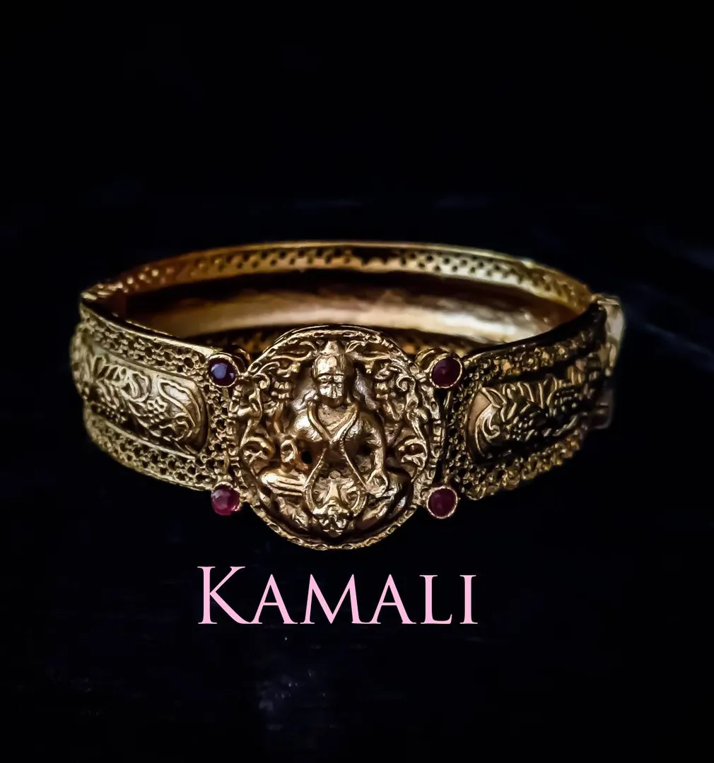 Lakshmi Motif Kada
Kempu Stone Bangle Bracelet Ka...