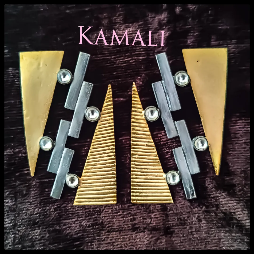Kundan Studs
Kamali - Radiance Collections
Exclu...
