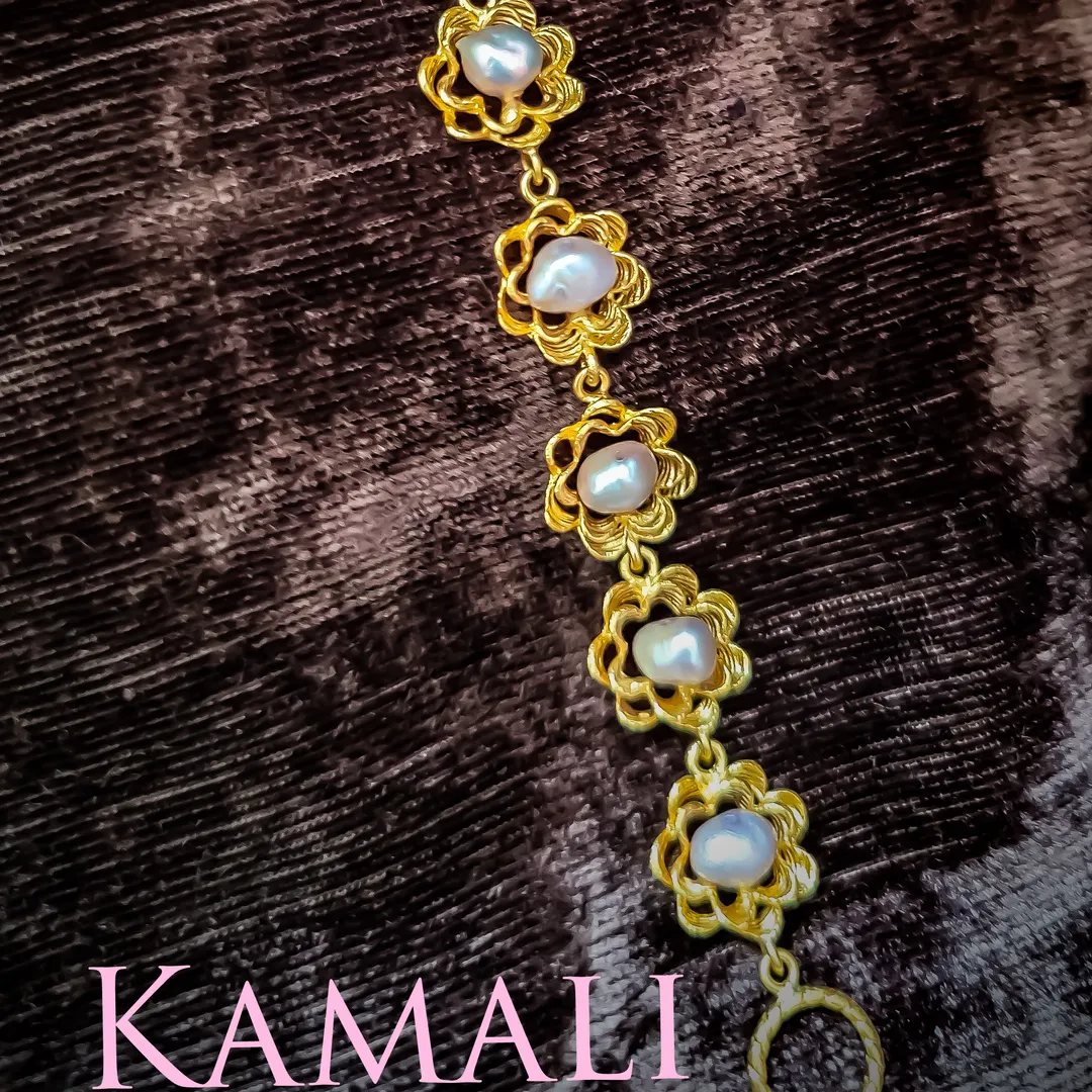 Pearl Bracelet for Women
Kamali Queen Radiance Co...