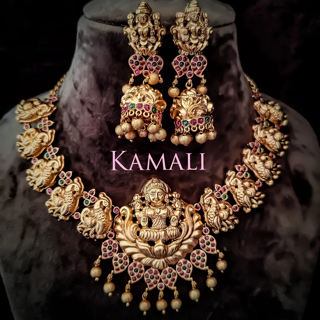 Nagas Kempu Lakshmi Haram
.
Exclusive Antique Jewe...