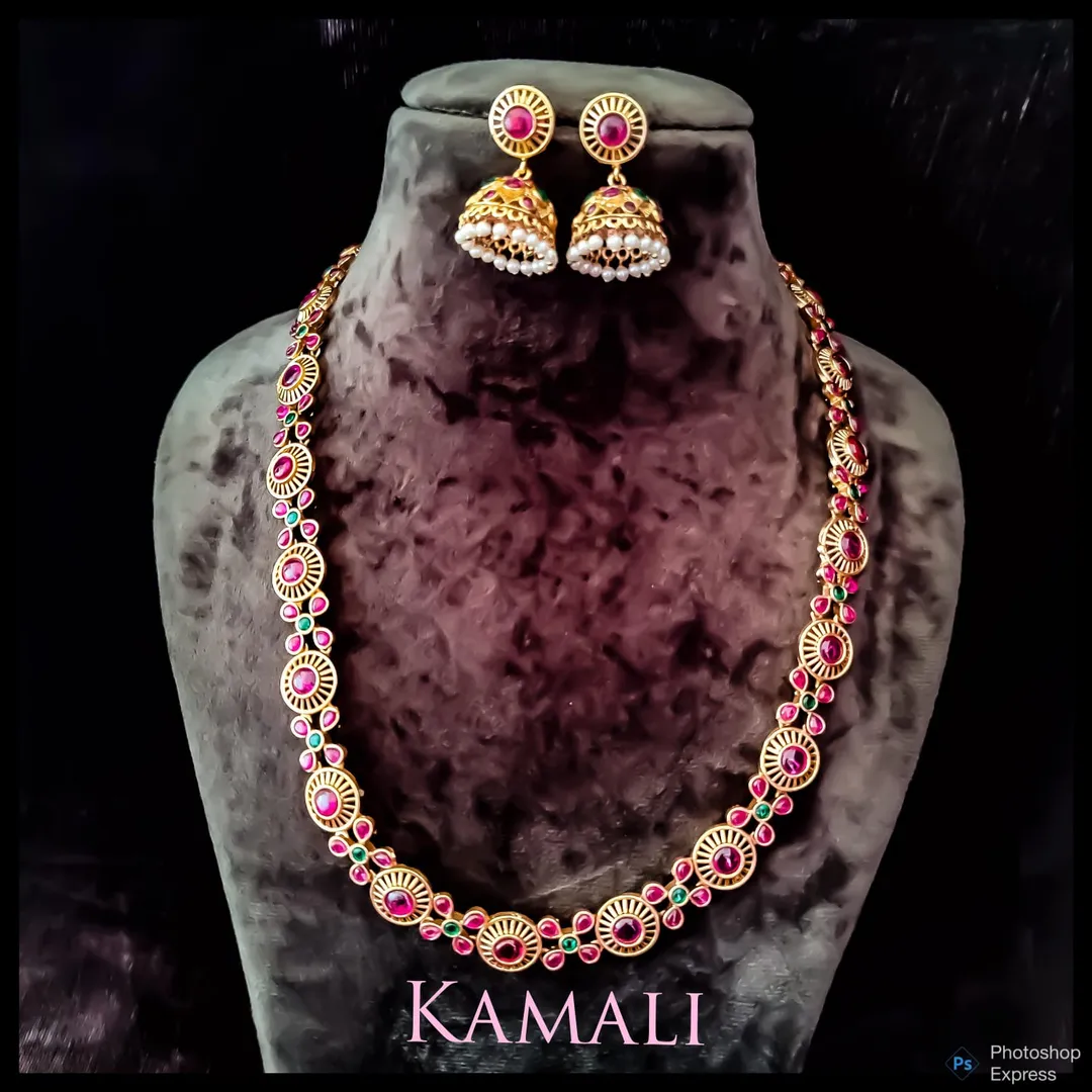 Kempu Haram Set
Kamali Queen Antique Collections
...