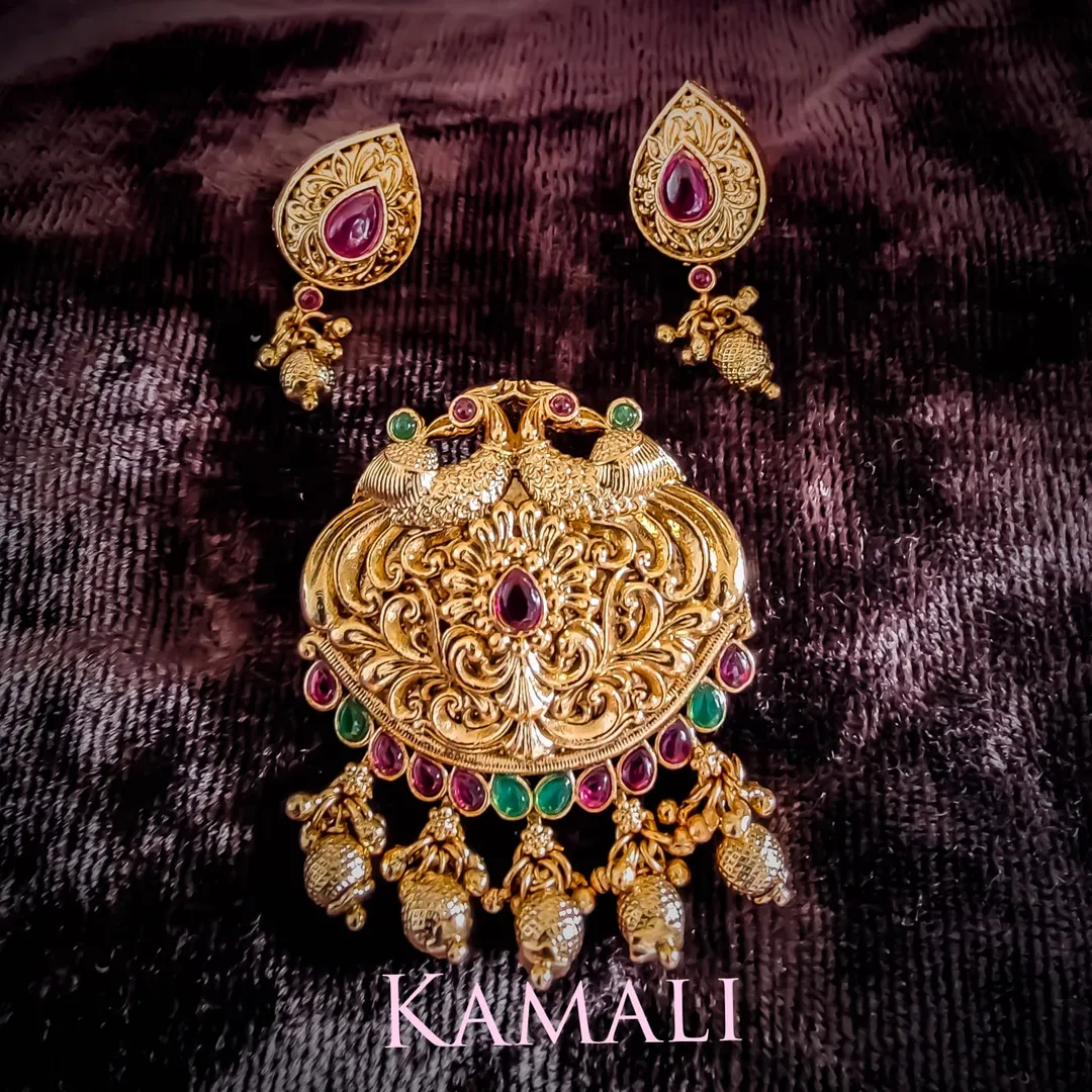 Antique Pendant Collections
Artificial Gold Plate...