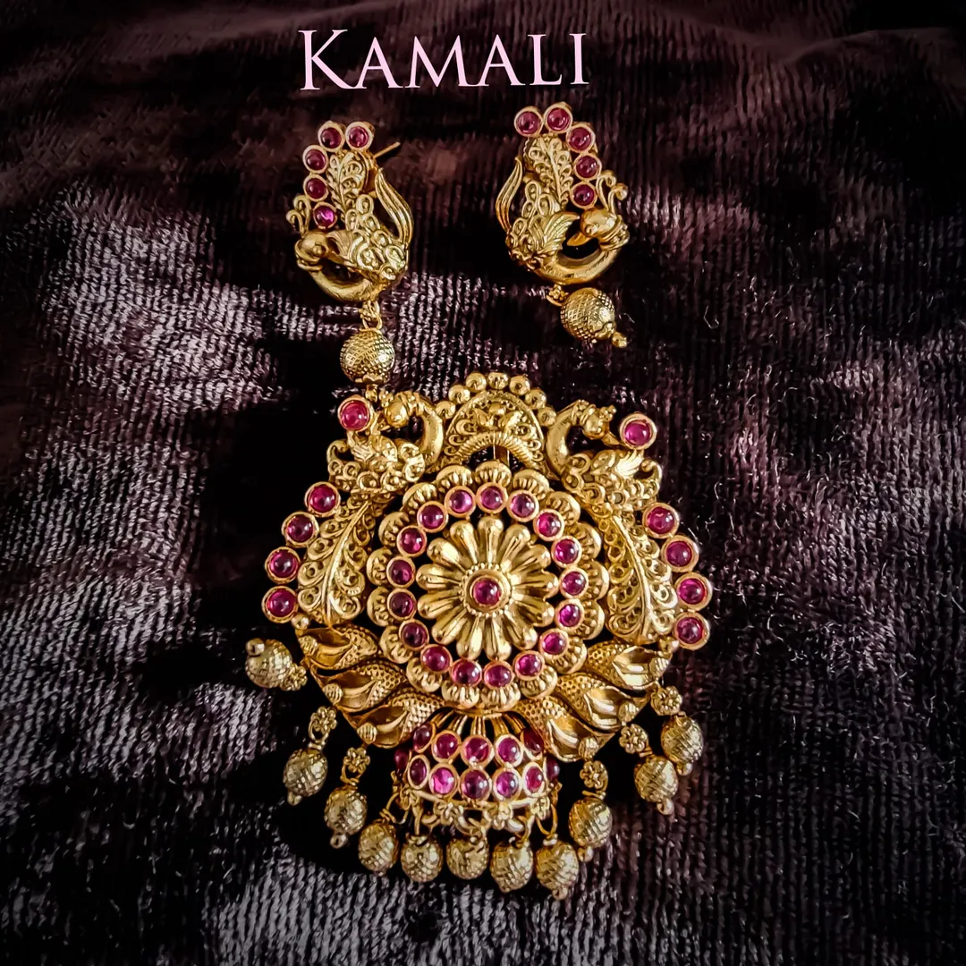 Antique Pendant Collections
Artificial Gold Plate...
