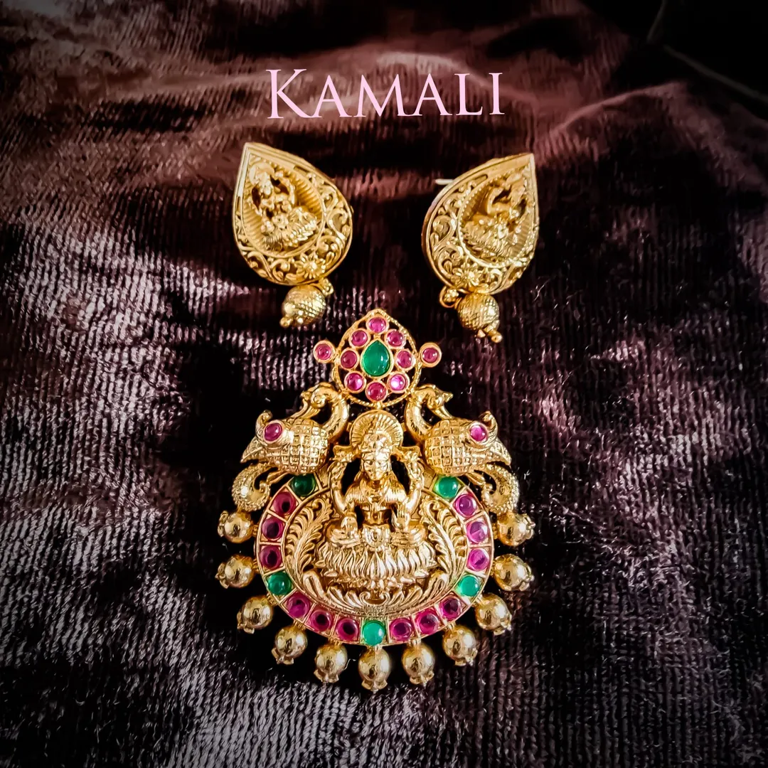 Antique Pendant Collections
Artificial Gold Plate...