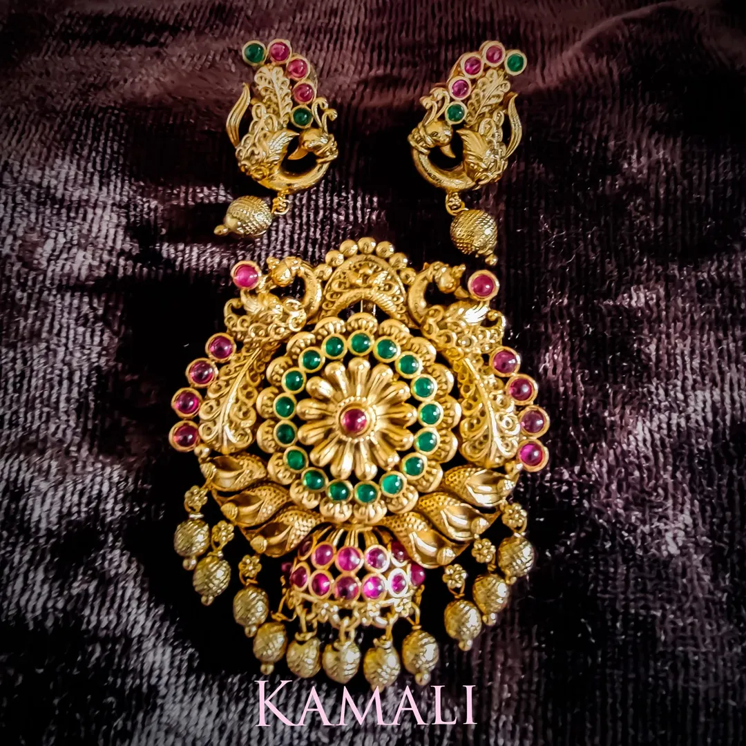 Antique Pendant Collections
Artificial Gold Plate...