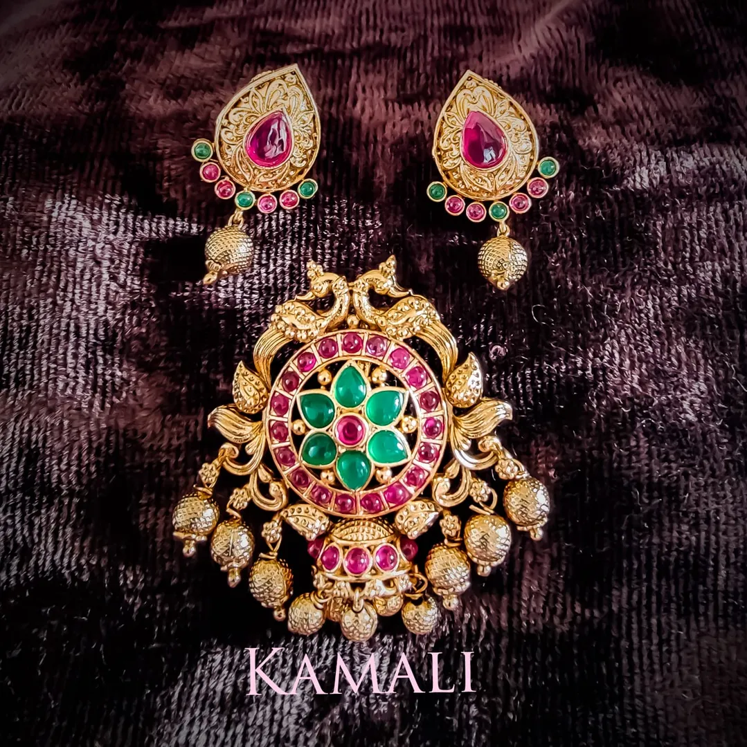 Antique Pendant Collections
Artificial Gold Plate...